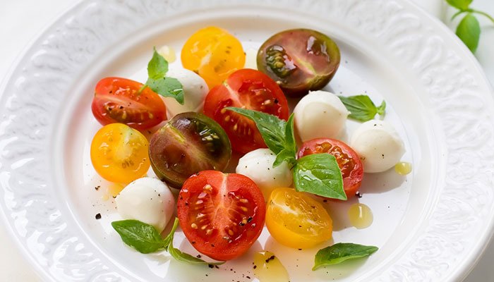 tomato basil bocconcini salad display image