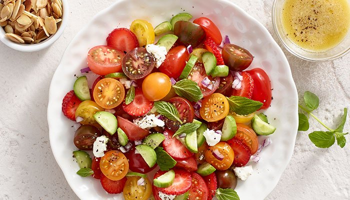 tomato strawberry salad display image